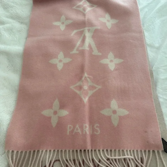 Authentic LV scarf - Picture 3 of 9